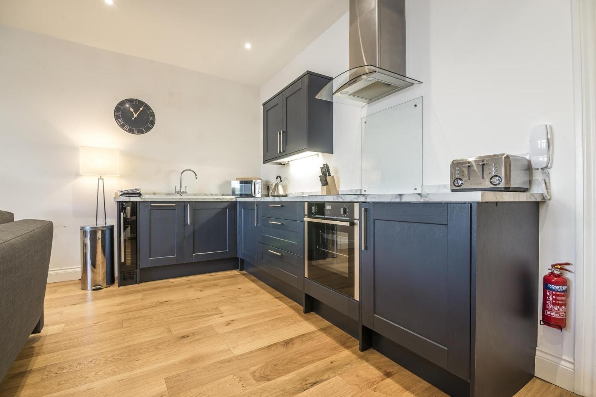 Sea Legs - 2 Bedroom Apartment - Tenby Exterior photo